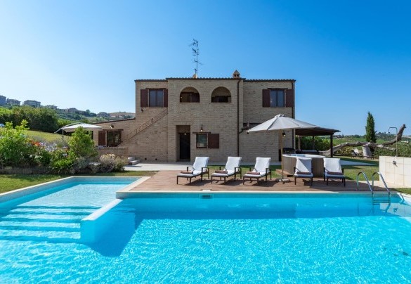 Solarium area equipped with sunbeds, umbrellas; presence of cold shower - Casale Rosy 6+2