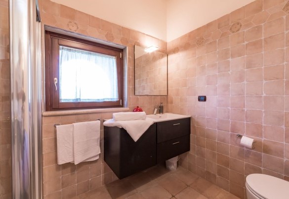 En-suite bathroom serving double bedroom n.2 on the first floor - Casale Rosy 6+2