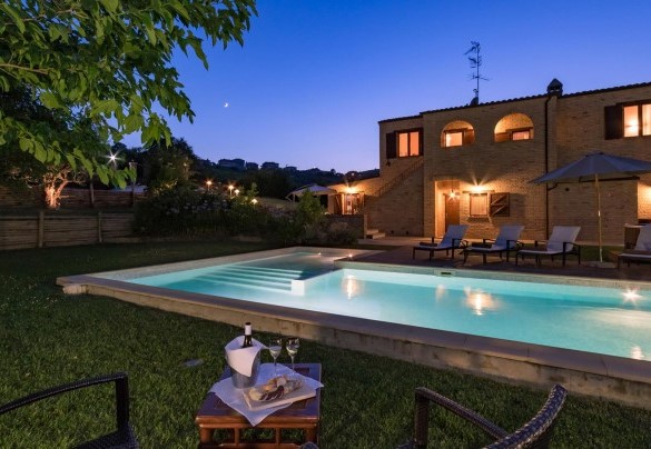 The swimming pool by night - Casale Rosy 6+2