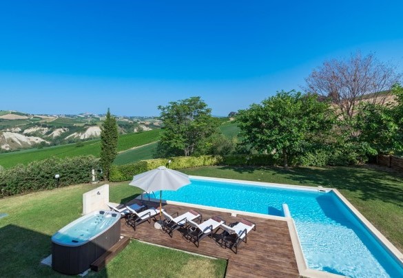 Elegant country house with swimming pool and solarium area equipped with sun beds and umbrellas - Casale Rosy 6+2