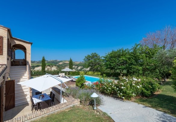 Elegant country house with swimming pool and solarium area equipped  with sun beds and umbrellas - Casale Rosy 6+2