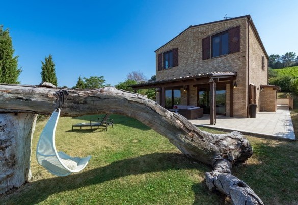Elegant country house with swimming pool and solarium area equipped with sun beds and umbrellas - Casale Rosy 6+2