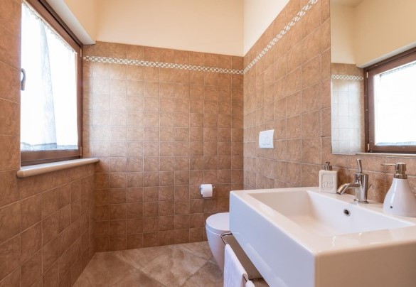 En-suite bathroom serving double bedroom n.2 on the first floor - Casale Rosy 6+2