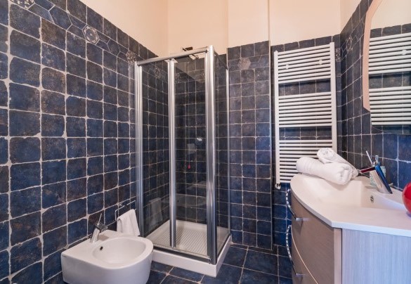 En-suite bathroom with shower serving twin bedroom on the first floor - Casale Rosy 6+2