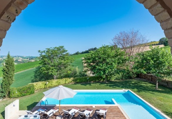 Elegant lounge under the panoramic wooden pergola equipped with table and sofas - Casale Rosy 6+2