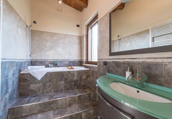 En-suite bathroom serving double bedroom n.1 on the first floor  - Casale Rosy 6+2