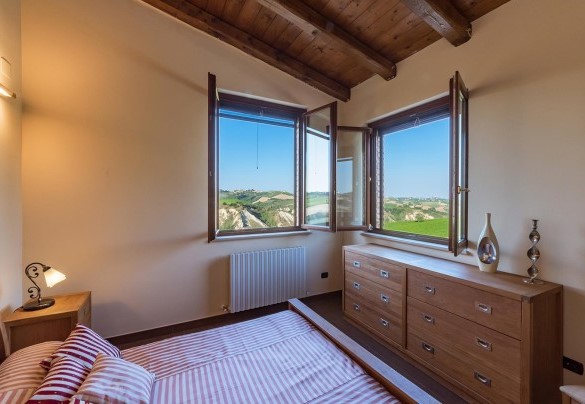 Double bedroom n.2 with en-suite bathroom with a shower on the first floor - Casale Rosy 6+2