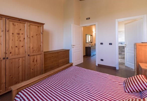 Double room n.1 with en-suite bathroom with a tub on the first floor - Casale Rosy 6+2
