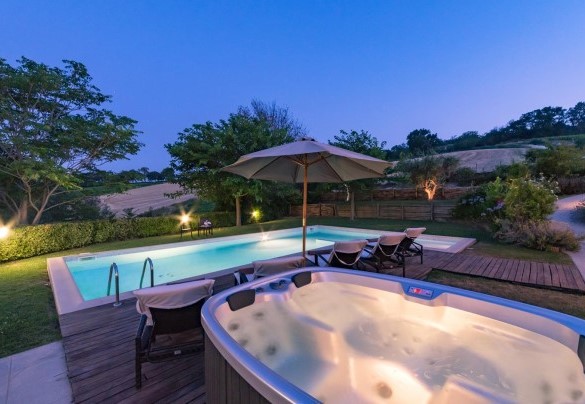 Next to the pool there is also a hydromassage tub - Casale Rosy 6+2