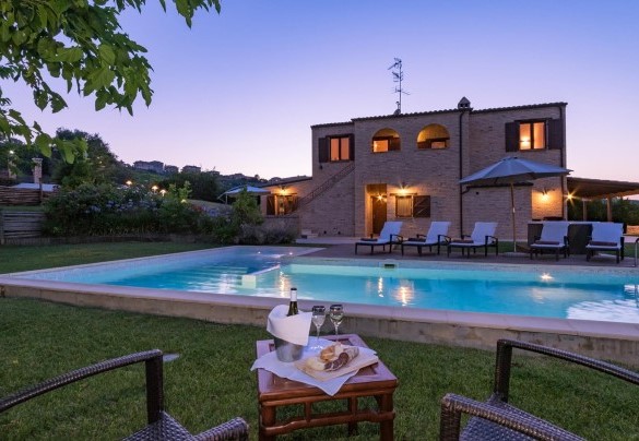 The swimming pool by night - Casale Rosy 6+2