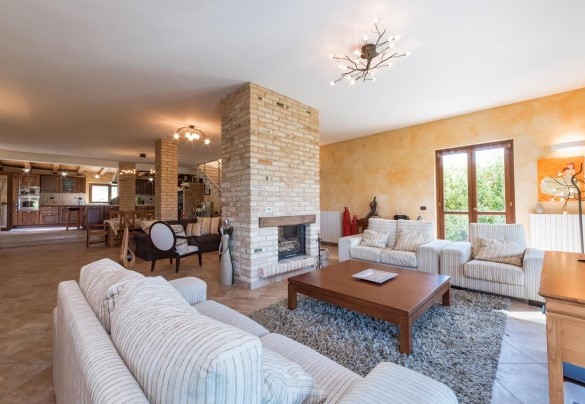 Spacious living room with fireplace and a large open kitchen complete with a wood oven - Casale Rosy 6+2