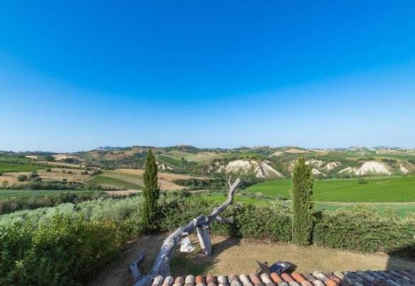 The property is located in the hills of Offida - Casale Rosy 6+2