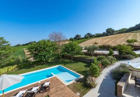 Top view on the solarium area equipped with sunbeds and umbrellas - Casale Rosy 6+2