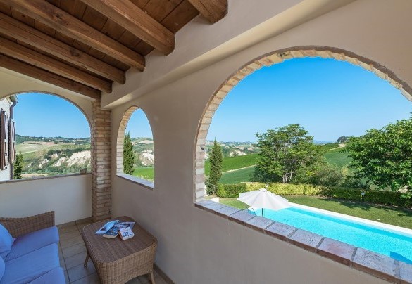 The small loggia equipped with sofas for pleasant breakfast - Casale Rosy 6+2
