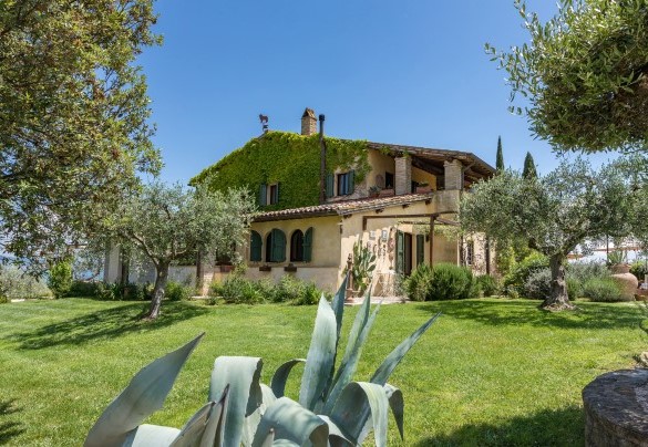 The well-kept garden surrounding the house - Casale Santa Lucia