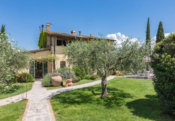 The romantic ochre-coloured house seen from the garden - Casale Santa Lucia   