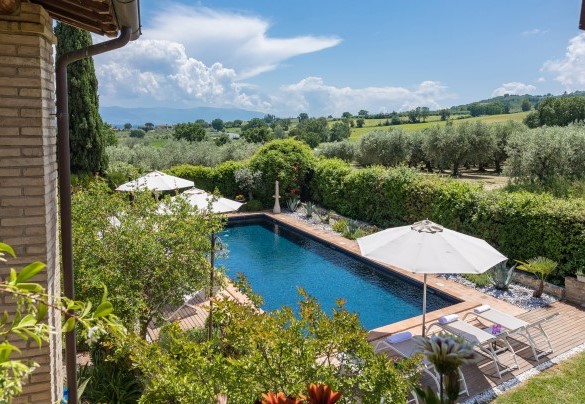 The spectacular swimming pool seen from the first floor - Casale Santa Lucia   