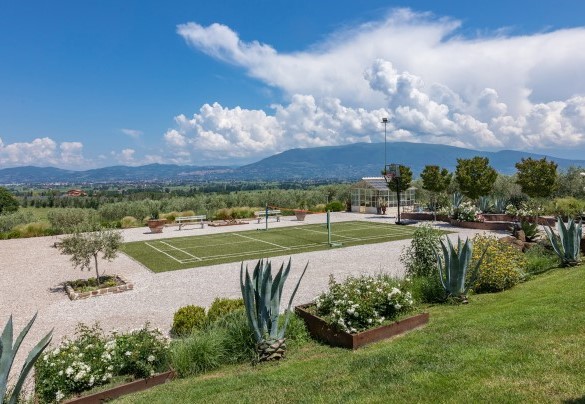 Behind the house is the badminton court in synthetic grass - Casale Santa Lucia