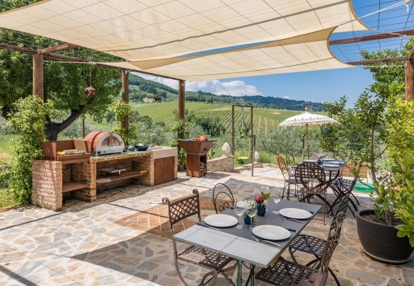 The pergola equipped with a steel wood-burning barbecue and an electric pizza oven - Casale Santa Lucia
