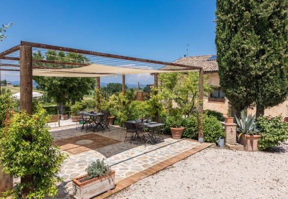 A few metres from the house there is a second large panoramic wooden pergola - Casale Santa Lucia 