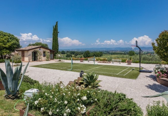 The badminton court with spectacular view towards Assisi and Monte Subasio - Casale Santa Lucia 