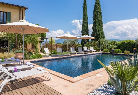 The pool and the sunbath area equipped with sunbeds, armchairs, umbrellas and a solar shower - Casale Santa Lucia