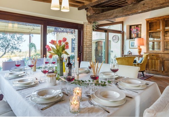 Details of the table prepared for important lunches - Casale Santa Lucia