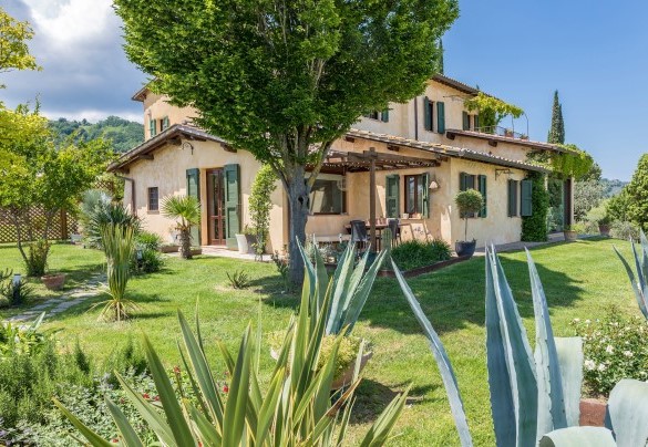 The wonderful garden that surrounds the property - Casale Santa Lucia