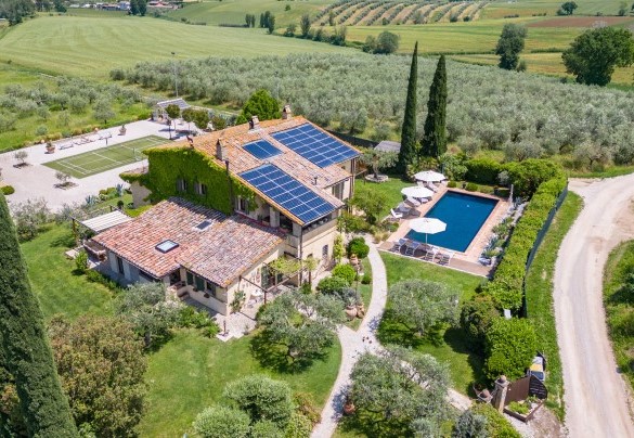 The property has a swimming pool and a badminton court - Casale Santa Lucia 