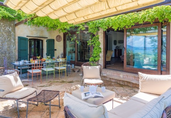 The pergola, conveniently located in front of the kitchen, with dining area - Casale Santa Lucia 