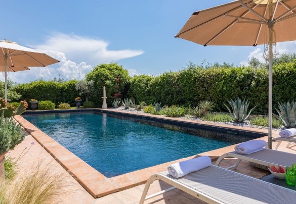 The pool is lined in dark grey porcelain stoneware - Casale Santa Lucia