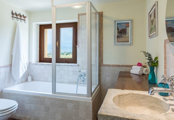 Bathroom with tub n.3 en-suite with bedroom n.3 - Casale Santa Lucia 