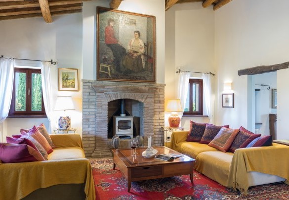 The large splendid living room on the first floor furnished with sofas, fireplace and Smart TV - Casale Santa Lucia
