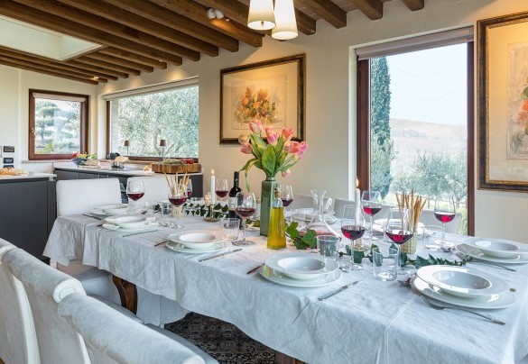 The very bright dining area with the prepared table - Casale Santa Lucia