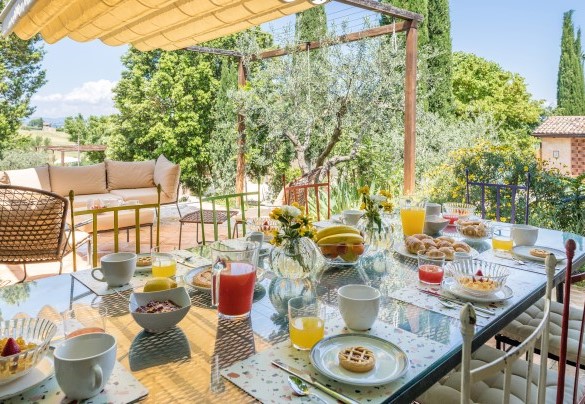 The nice pergola with the table prepared for outdoor dining - Casale Santa Lucia