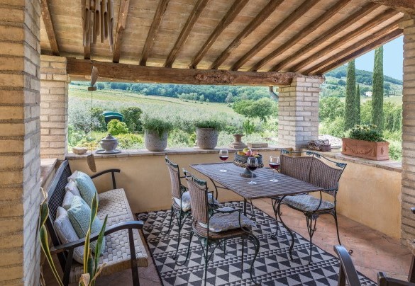 The cozy portico furnished with a sofa, table and chairs - Casale Santa Lucia