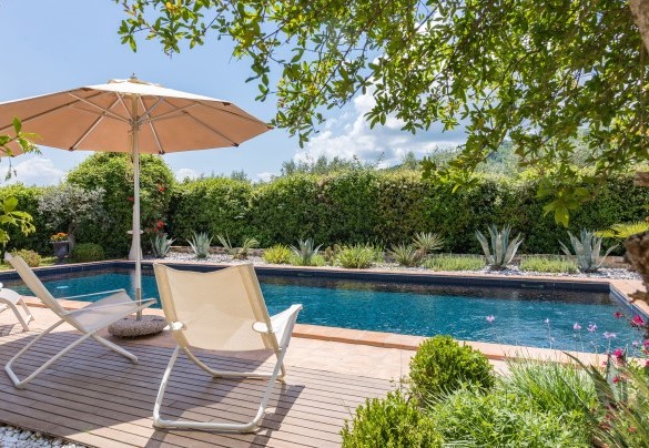 The magnificent pool, protected along one side by a hedge, is located only 5 m away from the house - Casale Santa Lucia 