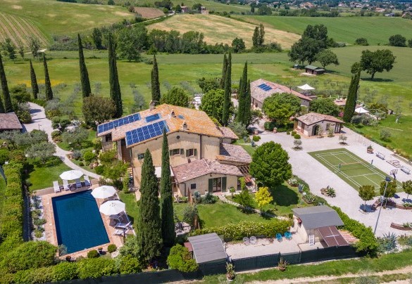 The beautiful farmhouse and the swimming pool seen from above - Casale Santa Lucia 