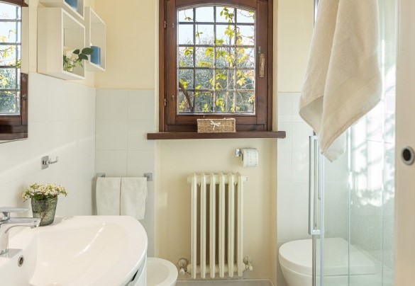 Bathroom with shower n.2 en-suite with bedroom n.2 - Casale Santa Lucia 