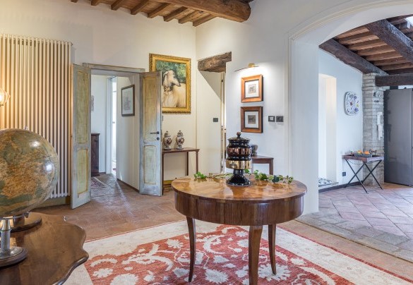  The living room with the kitchen in front and to the left towards bedroom n. 2 - Casale Santa Lucia
