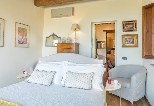 Double bedroom n.1 on the ground floor with bathroom en-suite - Casale Santa Lucia 