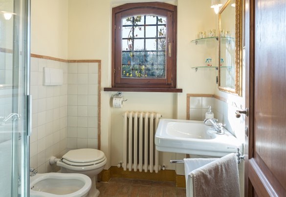 Service bathroom with shower n. 5 on the ground floor - Casale Santa Lucia 