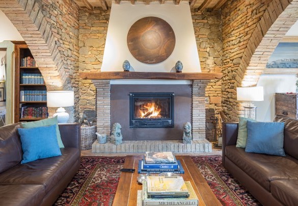 The living room, on the ground floor, with fireplace - Casale Santa Lucia