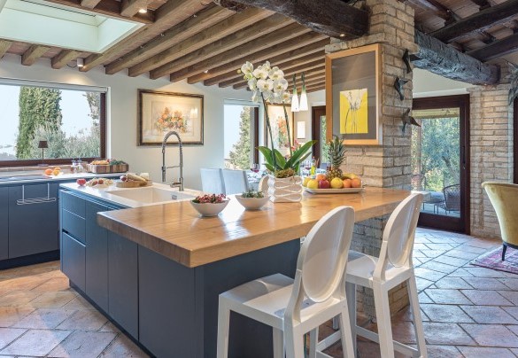 The beautiful large open-plan kitchen with island - Casale Santa Lucia