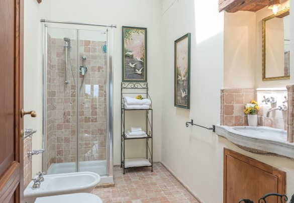 Bathroom with shower n.4 en-suite with bedroom n.4 - Casale Santa Lucia 