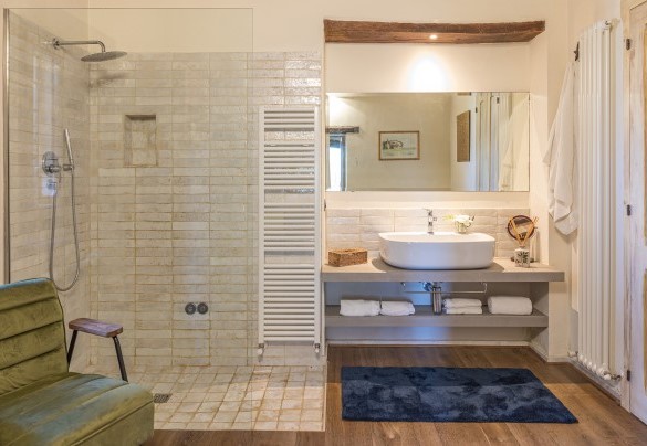 Bathroom with shower n.1 en-suite with bedroom n.1 - Casale Santa Lucia 