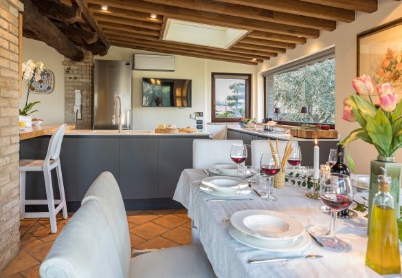 Open space with kitchen and elegant dining area - Casale Santa Lucia