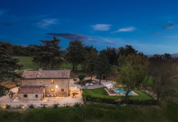 The property in the warm lights of the sunset - Casale Tavernelle