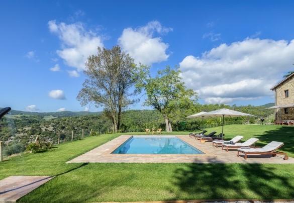 the terracotta solarium houses umbrellas, sunbeds and a solar shower - Casale Tavernelle