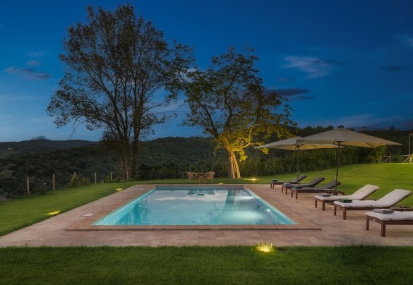 pool and solarium lighted by soft lights - Casale Tavernelle